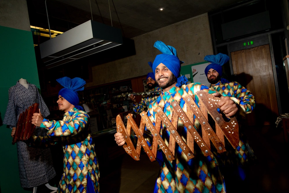 indian dancers arrive