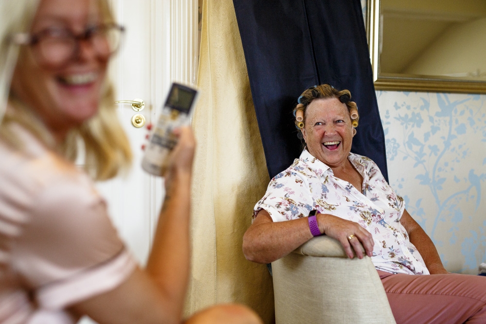 mum and bridesmaid laughing